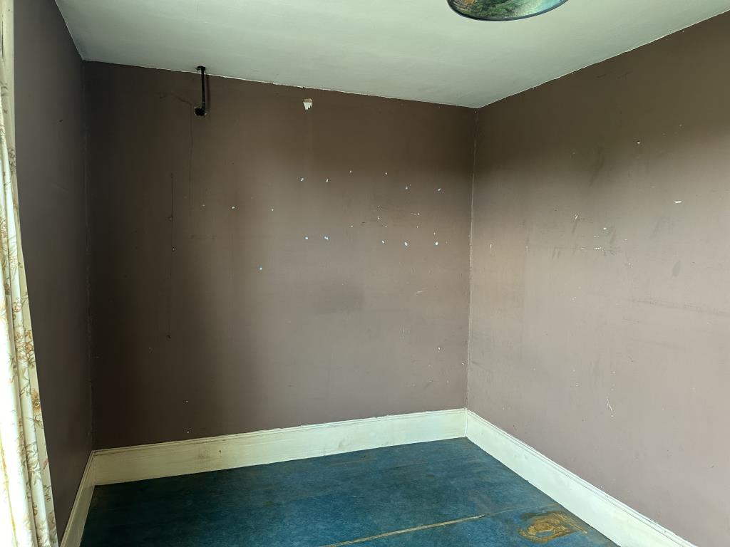 Lot: 115 - FOUR-BEDROOM SEMI-DETACHED HOUSE FOR REFURBISHMENT - Bedroom 2